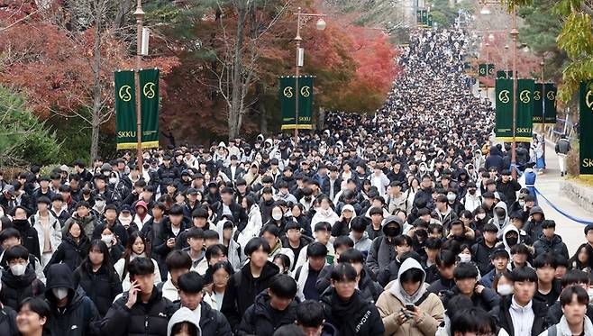 2024학년도 수시모집 논술시험이 치러진 서울 종로구 성균관대학교에서 시험을 마친 수험생들이 학교를 빠져나오고 있다. [매경DB]