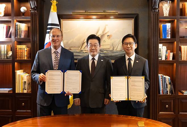 유엔총회 참석을 위해 미국을 방문한 이재명 대통령이 22일(현지시간) 뉴욕의 한 호텔에서 AI 산업 글로벌 협력을 위한 양해각서(MOU)를 체결한 뒤 래리 핑크 세계경제포럼(WEF) 의장 겸 블랙록 회장, 배경훈 과학기술정보통신부 장관과 기념촬영을 하고 있다. [사진 = 사진공동취재단]