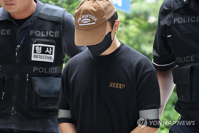 자신의 장모와 함께 장인의 신체 중요부위 절단 혐의를 받는 30대 남성 [사진 = 연합뉴스]