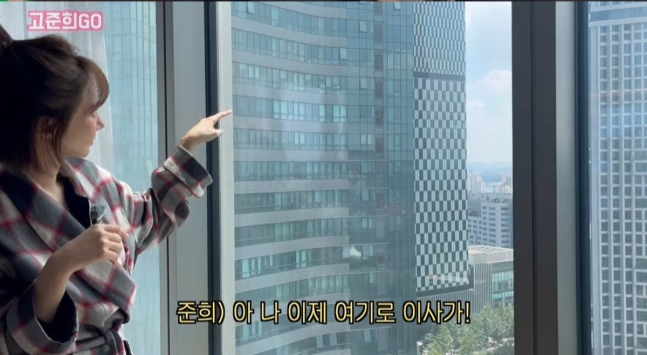 그는 현재 거주 중인 맞은편 아파트를 가리키며 “나 이제 여기로 이사 간다”고 밝혔다. 사진 ㅣ고준희 유튜브 채널