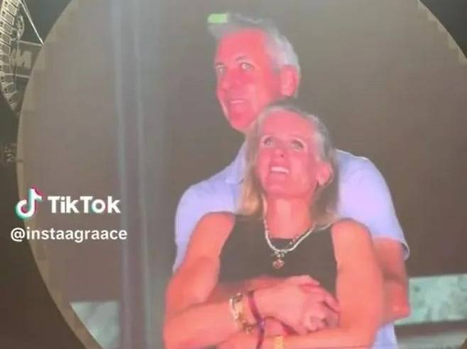 밴드 콜드플레이 콘서트에서 최고경영자(CEO)의 불륜이 발각된 사건으로 스타트업이었던 미국 IT 그룹 ‘아스트로노머’(Astronomer)가 뜻밖의 유명세를 얻었다는 분석이 나왔다. [사진출처 = SNS]