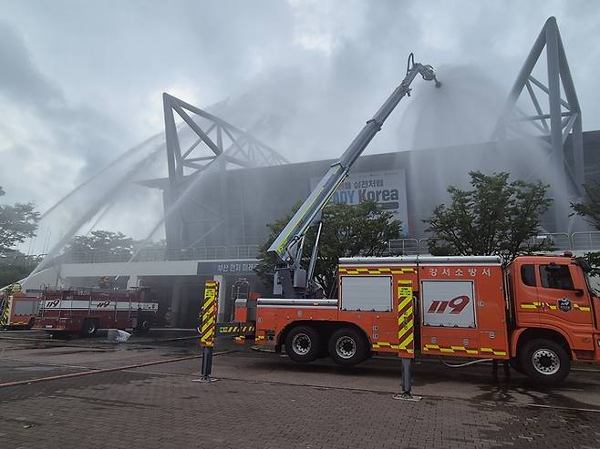 24일 부산 강서구 강서체육공원 실내체육관에서 진행된 ‘레디코리아 훈련’에서 소방차들이 일제히 물을 뿌리며 화재를 진압하는 훈련을 하고 있다.