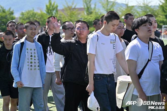 용인 55보병사단 신병교육대에서 열린 입대식에서 신병이 가족들에게 작별인사를 건네고 있다. 사진=AFPBBNews=News1