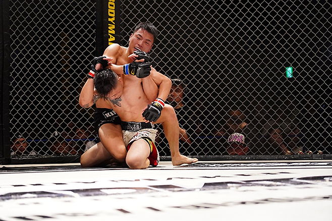 KMMA 플라이급 도전자 결정전 출신 박화랑이 2025년 9월 일본 오사카 글래디에이터 032에서 전승 파이터 이와사키 케이고를 그래플링으로 몰아붙이고 있다. 사진=대구반월당역 뽀빠이연합의원 제공