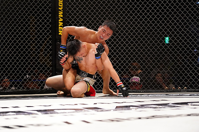 KMMA 플라이급 도전자 결정전 출신 박화랑이 2025년 9월 일본 오사카 글래디에이터 032에서 전승 파이터 이와사키 케이고를 그래플링으로 몰아붙이고 있다. 사진=대구반월당역 뽀빠이연합의원 제공