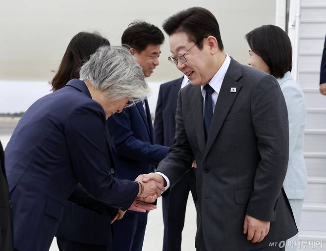 [뉴욕=뉴시스] 최동준 기자 = 유엔 총회에 참석하는 이재명 대통령이 22일(현지 시간) 미국 뉴욕 JFK 국제공항에 도착해 강경화 주미대사 내정자와 악수하고 있다. 2025.09.23. photocdj@newsis.com /사진=최동준