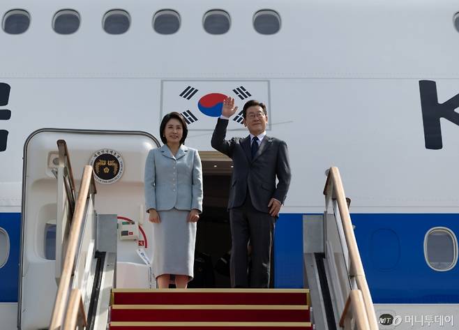 (서울=뉴스1) 허경 기자 = 이재명 대통령과 김혜경 여사가 미국 뉴욕에서 열리는 제80차 유엔총회 참석을 위해 지난 22일 경기도 성남 서울공항을 통해 출국하며 인사하고 있다. (대통령실 제공. 재판매 및 DB 금지) 2025.9.23/뉴스1  Copyright (C) 뉴스1. All rights reserved. 무단 전재 및 재배포,  AI학습 이용 금지. /사진=(서울=뉴스1) 허경 기자