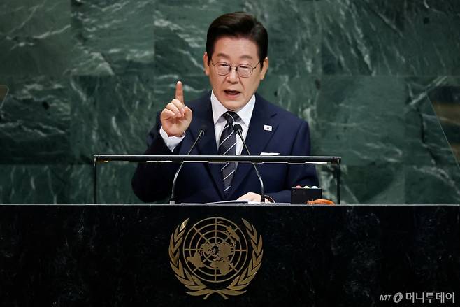 (로이터=뉴스1) 황기선 기자 = 이재명 대통령이 23일(현지시간) 미국 뉴욕 유엔 본부에서 열린 제80차 유엔 총회에서 기조연설을하고 있다.  ⓒ 로이터=뉴스1  Copyright (C) 뉴스1. All rights reserved. 무단 전재 및 재배포,  AI학습 이용 금지. /사진=(로이터=뉴스1) 황기선 기자