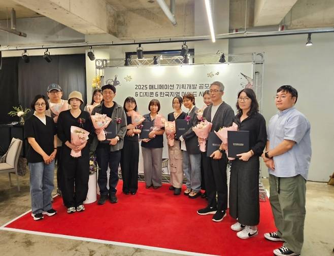 지난 22일 저녁 서울 홍대입구 서교플레이스에서 열린 '2025 애니메이션 기획개발 공모전' 단편 부문 수상자들이 기념사진을 촬영하고 있다. / 사진제공 = 한국콘텐츠진흥원