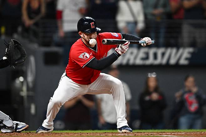 23일(현지시간) 미국프로야구 메이저리그(MLB) 경기 중 클리블랜드 가디언스의 지명타자 데이비드 프라이(사진)가 디트로이트 타이거스 투수 타릭 스쿠발이 던진 시속 160㎞ 강속구에 얼굴에 맞는 아찔한 장면이 나왔다. /AFPBBNews=뉴스1