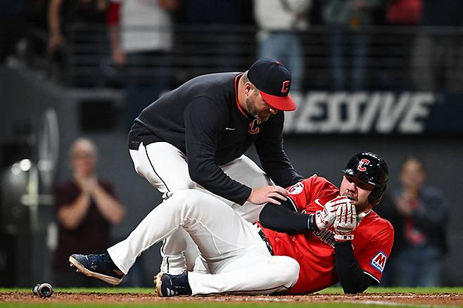 미국프로야구 메이저리그(MLB) 경기 중 클리블랜드 가디언스의 지명타자 데이비드 프라이(사진)가 디트로이트 타이거스 투수 태릭 스쿠발이 던진 시속 약 160㎞ 강속구에 얼굴에 맞는 아찔한 장면이 나왔다. /AFPBBNews=뉴스1