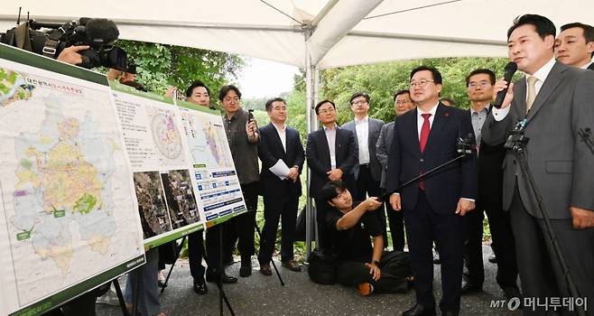 (대전=뉴스1) 김기태 기자 = 장동혁 국민의힘 대표가 24일 대전 유성구 나노반도체 국가산단 부지에서 관계자로부터 산단 조성현황 및 대전교도소 이전에 대한 설명을 듣고 발언하고 있다. 2025.9.24/뉴스1  Copyright (C) 뉴스1. All rights reserved. 무단 전재 및 재배포,  AI학습 이용 금지. /사진=(대전=뉴스1) 김기태 기자