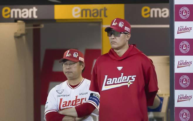 SSG랜더스가 지옥의 8연전을 멈추고 휴식을 노리고 있다. 사진은 그라운드를 바라보는 이숭용 SSG감독의 모습. /사진=뉴시스