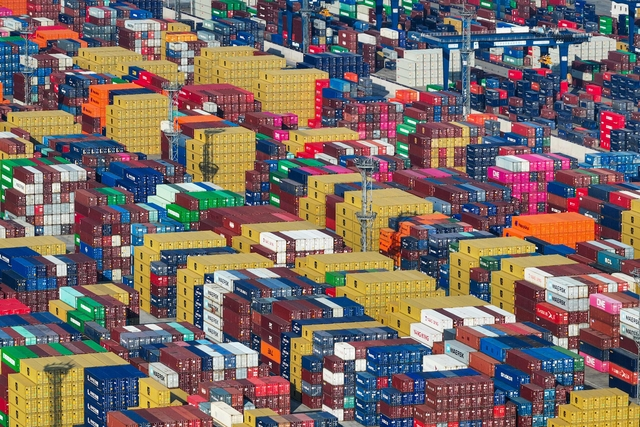 지난 5월 중국 장쑤성 난징항에 쌓여있는 컨테이너. AFP 연합뉴스