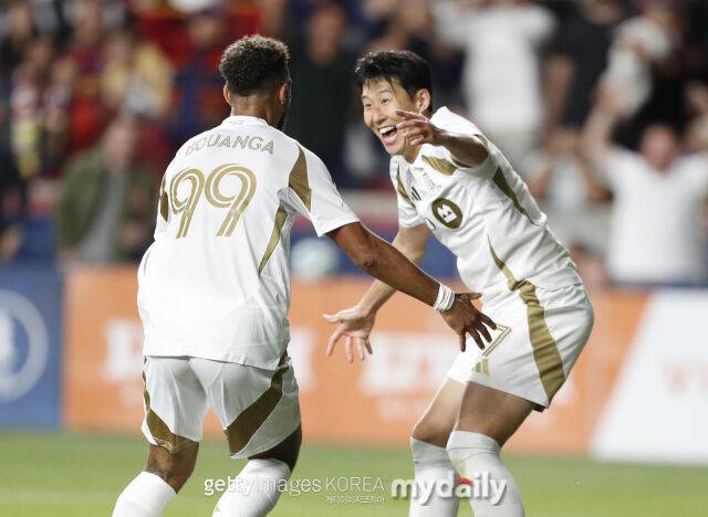 득점 후 함께 기뻐하는 손흥민(오른쪽)과 부앙가. /게티이미지코리아