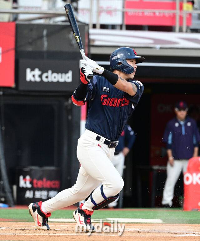 2025년 6월 11일 오후 경기도 수원시 KT위즈파크에서 '2025 신한 SOL뱅크 KBO 리그' 롯데 자이언츠와 KT위즈의 경기가 열렸다. 롯데 고승민이 1회초 1사 후 2루수 앞 내야안타를 치고 있다./마이데일리