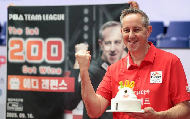 에디 레펀스가 PBA 팀리그 최초 세트 200승 달성 기념 사진을 찍고 있다./PBA