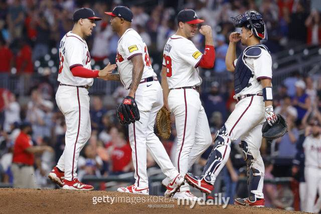 애틀랜타 선수들이 24일 워싱턴과 경기에서 승리한 후 기쁨을 나누고 있다. /게티이미지코리아