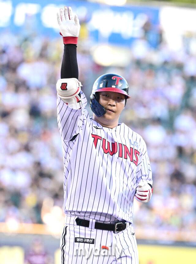 2025년 8월 30일 오후 서울 잠실구장에서 열린 '2025 신한 SOL뱅크 KBO 리그' 키움 히어로즈와 LG 트윈스의 경기LG 문보경이 1회말 1사 1루서 안타를 친 뒤 기뻐하고 있다./마이데일리