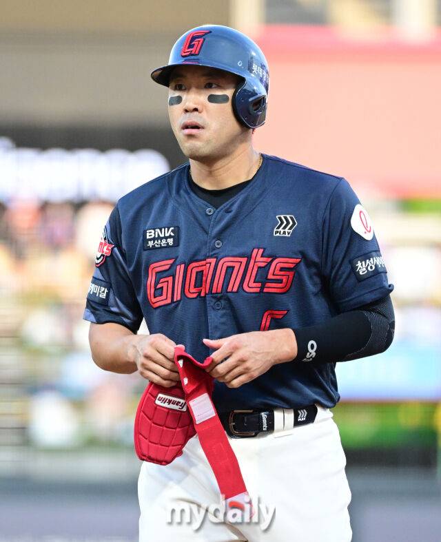 2025년 6월 11일 오후 경기도 수원시 KT위즈파크에서 '2025 신한 SOL뱅크 KBO 리그' 롯데 자이언츠와 KT위즈의 경기가 열렸다. 롯데 전준우가 3회초 2사 1.3루서 1타점 적시타를 친 뒤 기뻐하고 있다./마이데일리