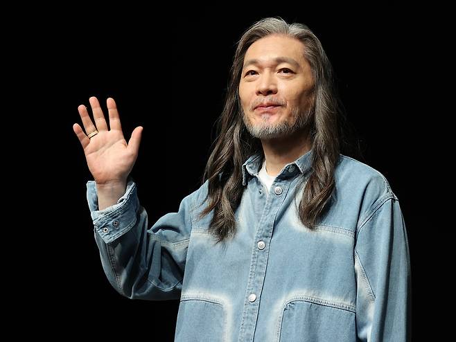 가수 임재범이 지난 17일 서울 강남구 일지아트홀에서 열린 데뷔 40주년 기념 전국 투어 및 8집 선공개 기자간담회에서 포즈를 취하고 있다.  [연합]