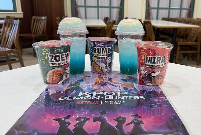 케데헌 먹거리 슈가팝음료와 헌트릭스 컵라면