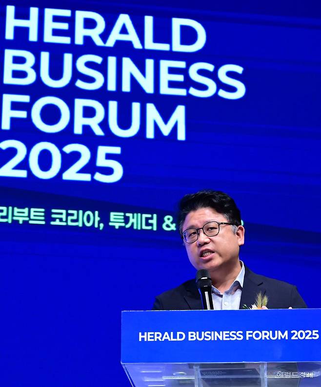 권석준 성균관대학교 부교수가 24일 오전 서울 중구 신라호텔 다이너스티홀에서 열린 헤럴드 기업포럼 2025에서 ‘ AI 반도체 산업 재구성 동향 및 한국의 대응 전략 ’을 주제로 강연을 하고 있다. 이상섭 기자