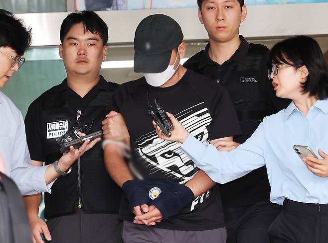 KT 무단 소액결제 사건의 피의자인 중국 국적 남성 A씨가 18일 구속 전 피의자 심문(영장실질심사)에 출석하기 위해 경기도 수원영통경찰서 유치장에서 나오고 있다. [연합]