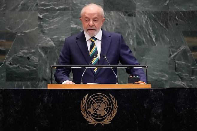 [뉴욕=AP/뉴시스] 루이스 이나시우 룰라 다 시우바 브라질 대통령이 23일(현지 시간) 미국 뉴욕 유엔본부에서 열린 제80차 유엔총회 고위급 회기에서 기조연설하고 있다. 2025.09.24.