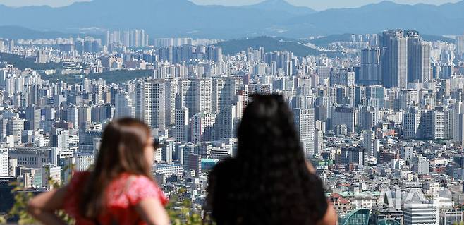 [서울=뉴시스] 이영환 기자 = 서울 6억원 이하 아파트가 10년새 5분의 1 수준으로 줄어든 23일 오후 서울 시내의 아파트가 보이고 있다.부동산 중개업체 집토스 분석에 따르면, 서울 전체 거래에서 '6억 원 이하' 아파트가 차지하는 비중은 2015년 80.5%에서 2025년 15.8%로 급감했다. 2025.09.23. 20hwan@newsis.com