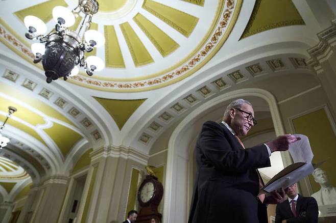 [워싱턴=AP/뉴시스]척 슈머 미 민주당 상원 원내대표가 지난 16일(현지시각) 민주당 지도자 오찬 뒤 기자회견을 하고 있다. 도널드 트럼프 미 대통령이 23일 정부 셧다운 방지를 위한 민주당 지도부와 만남을 취소했다. 2025.9.24.