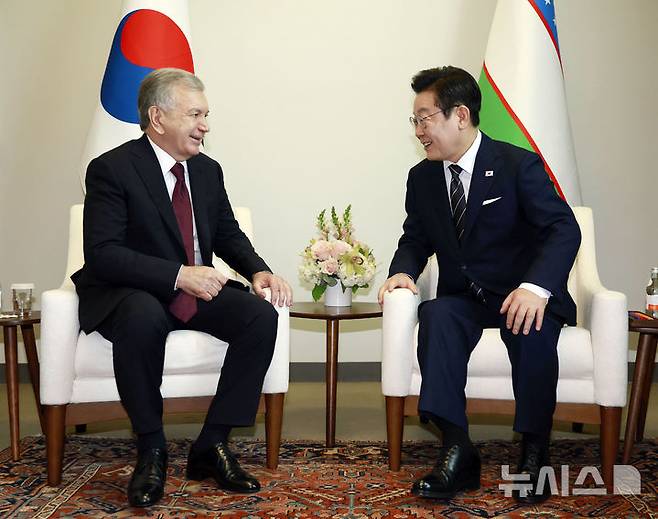 [뉴욕=뉴시스] 최동준 기자 = 이재명 대통령과 샤브카트 미르지요예프 우즈베키스탄 대통령이 23일(현지 시간) 미국 뉴욕 유엔 본부에서 정상회담에 앞서 기념촬영을 하고 있다. 2025.09.24. photocdj@newsis.com