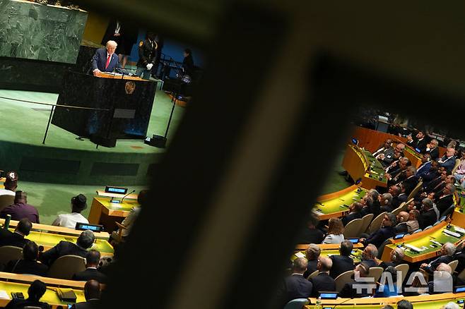 [뉴욕=AP/뉴시스]도널드 트럼프 미국 대통령이 23일(현지 시간) 미국 뉴욕의 유엔 본부에서 열린 제80차 고위급 회기 일반토의에서 연설하고 있다. 트럼프 대통령의 유엔 총회 연설은 5년만이며, 직접 총회장에서 연설하는 것은 2019년 이후 처음이다. 2025.09.24.