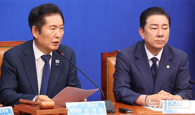 [서울=뉴시스] 조성봉 기자 = 정청래 더불어민주당 대표를 비롯한 최고위원들이 24일 오전 서울 여의도 국회에서 열린 최고위원회의에서 발언을 하고 있다. 오른쪽은 김병기 원내대표. 2025.09.24. suncho21@newsis.com