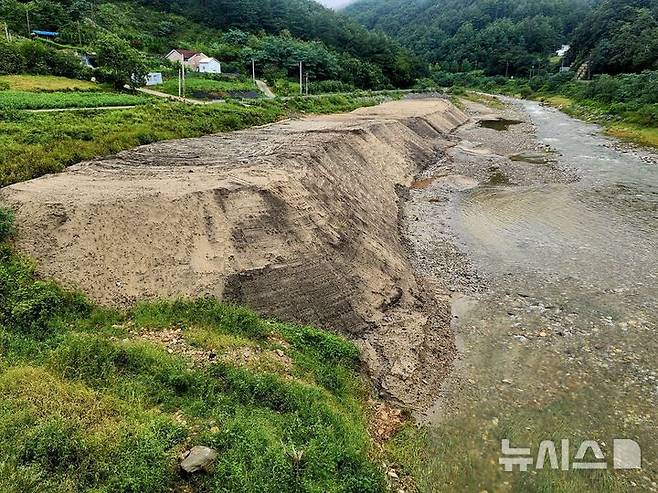 [강릉=뉴시스] 김태겸 기자 = 21일 강원 강릉지역 87%의 식수 공급을 책임지고 있는 오봉저수지 용수 확보를 위해 상류인 세재교 왕산천을 준설한 모래 등이 하천 옆으로쌓여져 있다. 2025.09.21. wonder8768@newsis.com