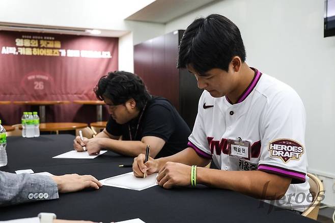 [서울=뉴시스] 프로야구 키움 히어로즈가 24일 박준현을 비롯한 2026 신인 선수 13명 전원과 계약을 완료했다. (사진=키움 히어로즈 제공) 2025.09.24. *재판매 및 DB 금지