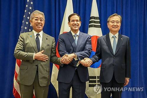 조현 장관, 한미일 외교장관회의 참석 (서울=연합뉴스) 제80차 유엔총회 고위급 회기 참석차 뉴욕을 방문 중인 조현 외교부 장관(오른쪽)이 마르코 루비오 미국 국무장관(가운데), 이와야 다케시 일본 외무대신과 22일(현지시간) 미국 뉴욕에서 열린 한미일 외교장관회의 참석, 기념 촬영하고 있다. 2025.9.23 [외교부 제공. 재판매 및 DB 금지] photo@yna.co.kr