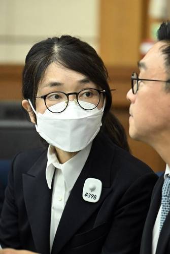 변호사와 대화하는 김건희 여사 변호사와 대화하는 김건희 여사     (서울=연합뉴스) 도이치모터스 주가조작 혐의와 통일교 금품수수 의혹 등으로 구속기소 된 김건희 여사가 24일 서울 서초구 서울중앙지법에서 열린 첫 재판에 출석, 변호사와 대화하고 있다. 2025.9.24 [사진공동취재단]     photo@yna.co.kr (끝)   <저작권자(c) 연합뉴스, 무단 전재-재배포, AI 학습 및 활용 금지>