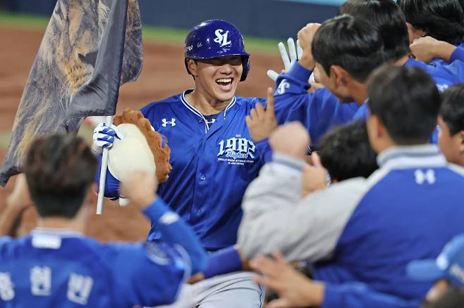 삼성 이성규가 23일 두산과 홈 경기에서 6회말 결승 1점 홈런을 날린 뒤 동료들의 축하를 받고 있다. 삼성