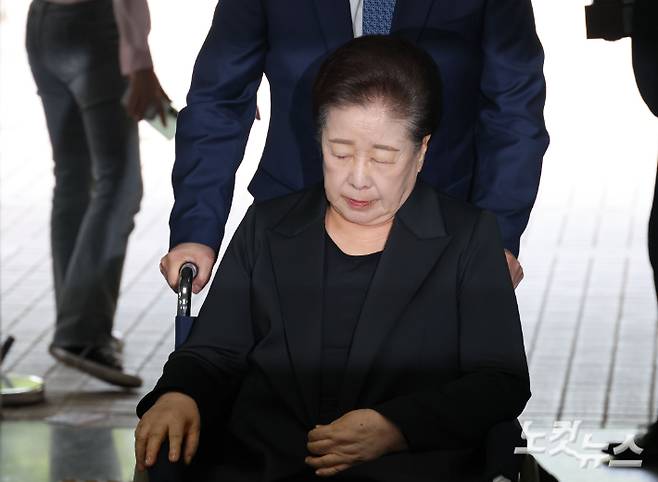 국민의힘 권성동 의원에게 불법 정치 자금을 전달하는 등 '정교유착 국정농단' 의혹을 받고 있는 통일교 한학자 총재가 22일 오후 서울 서초구 서울중앙지법에서 열린 구속 전 피의자 심문(영장실질심사)에 출석하고 있다. 황진환 기자