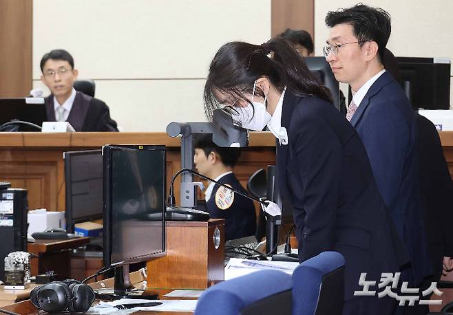 도이치모터스 주가조작과 명태균 공천개입, 통일교 청탁·뇌물 수수 의혹 혐의 등으로 구속기소 된 윤석열 전 대통령의 부인 김건희씨가 24일 오후 서울 서초구 서울중앙지방법원에서 열린 첫 재판에 출석하고 있다. 사진공동취재단