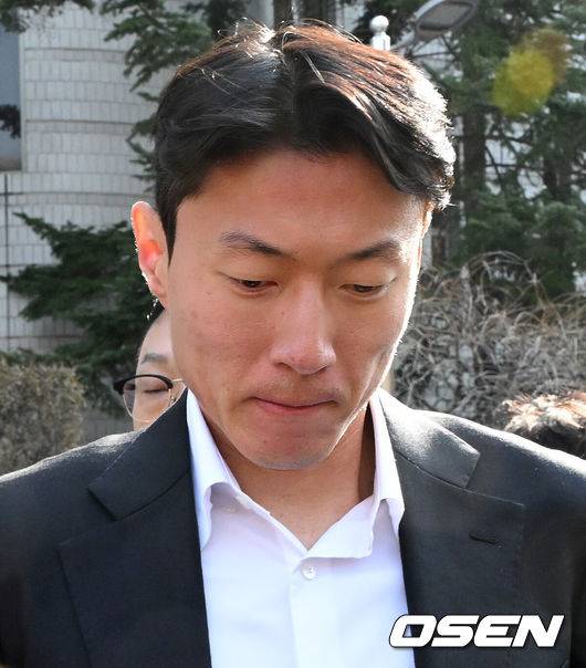 [OSEN=지형준 기자] 축구 선수 황의조(알라니아스포르)가 14일 서울 서초구 서울중앙지법에서 열린 1심 선고 공판에 출석했다.성폭력범죄의처벌등에관한특례법위반 협의로 기소된 황의조는 1심에서 징역 1년에 집행유예 2년을 선고 받았다. 황의조가 1심 선고 공판을 마치고 취재진에 둘러싸여 질문에 답을 하고 있다. 2025.02.14 /jpnews@osen.co.kr