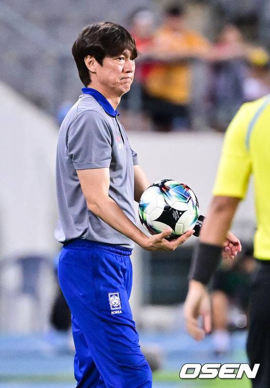 [OSEN=용인, 박준형 기자] 11일 오후 용인 미르스타디움에서 2025 동아시아축구연맹(EAFF) E-1 챔피언십(동아시안컵) 한국과 홍콩의 경기가 진행됐다.지난 7일 중국과의 1차전에서 3-0 완승을 거둔 한국은 2연승을 통해 통산 6번째 우승 가능성을 키우겠다는 목표를 세웠다.후반 홍명보 감독이 라인 아웃된 공을 전달하고 있다. 2025.07.11 / soul1014@osen.co.kr