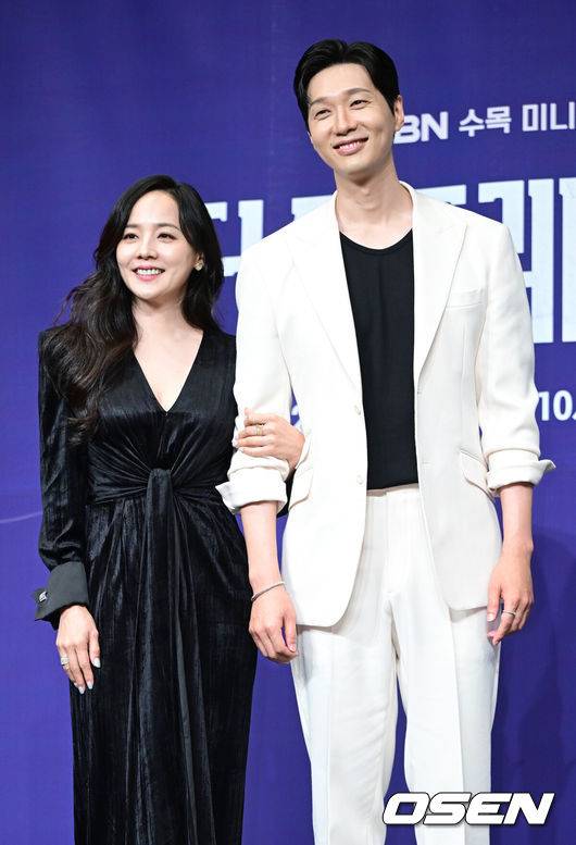 [OSEN=최규한 기자] 24일 오후 서울 신도림동 더 링크 서울에서 MBN&nbsp;새 수목미니시리즈&nbsp;‘퍼스트레이디’ 제작발표회가 열렸다.드라마&nbsp;‘퍼스트레이디’는&nbsp;대통령에 당선된 남편이 장차 퍼스트레이디가 될 아내에게 이혼을 요구하는 초유의 사건이 벌어지면서 펼쳐지는 이야기를 담는다.&nbsp;배우 유진과 지현우가 포토타임을 하고 있다. 2025.09.24 / dreamer@osen.co.kr