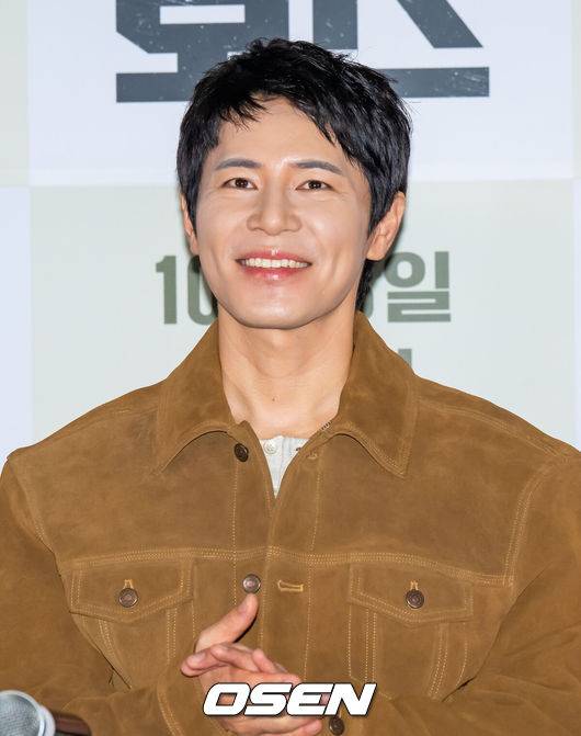 [OSEN=박준형 기자] 24일 오후 서울 롯데시네마 월드타워점에서  영화 ‘보스’ 언론시사회가 진행됐다.'보스'는 조직의 미래가 걸린 차기 보스 선출을 앞두고 각자의 꿈을 위해 서로에게 보스 자리를 치열하게 양보하는 조직원들의 필사적인 대결을 그린 코믹 액션 영화로 오는 10월 3일 개봉된다.배우 이규형이 미소 짓고 있다.. 2025.09.24 / soul1014@osen.co.kr