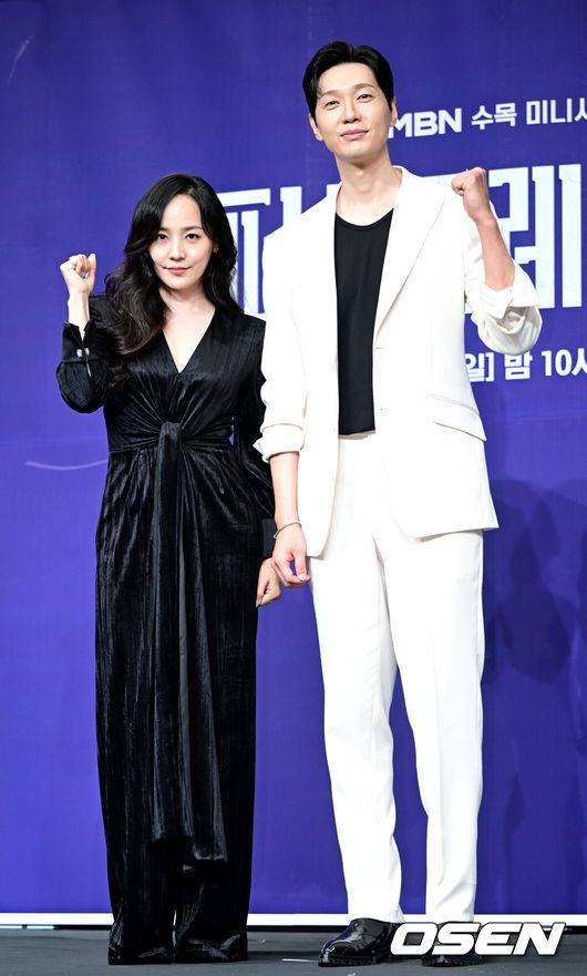 [OSEN=최규한 기자] 24일 오후 서울 신도림동 더 링크 서울에서 MBN&nbsp;새 수목미니시리즈&nbsp;‘퍼스트레이디’ 제작발표회가 열렸다.드라마&nbsp;‘퍼스트레이디’는&nbsp;대통령에 당선된 남편이 장차 퍼스트레이디가 될 아내에게 이혼을 요구하는 초유의 사건이 벌어지면서 펼쳐지는 이야기를 담는다.&nbsp;배우 유진과 지현우가 포토타임을 하고 있다. 2025.09.24 / dreamer@osen.co.kr