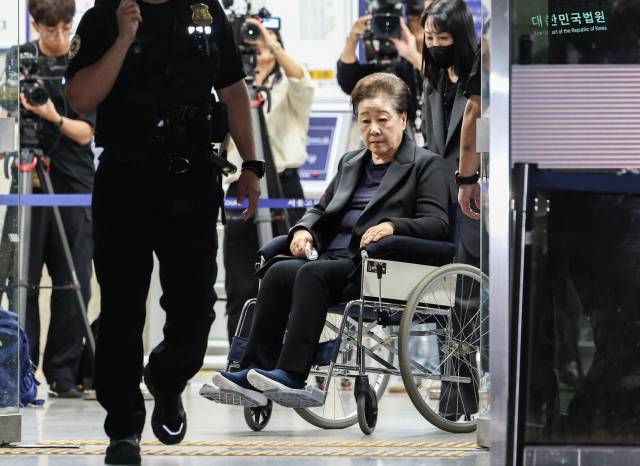 ▲윤석열 정권과 통일교가 연관된 '정교유착 국정농단' 의혹을 받는 한학자 통일교 총재가 22일 서울중앙지법에서 구속 전 피의자 심문(영장실질심사)을 마친 뒤 법정을 나서고 있다. ⓒ연합뉴스