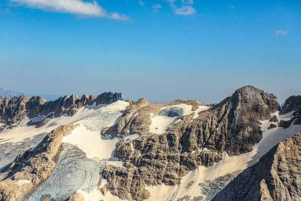 얼마전까지만 해도 빙하로 뒤덮였던 돌로미티. 산 정상부 빙하가 녹아 움푹 파헤쳐진 모습이다.