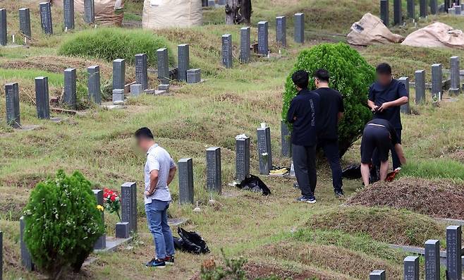 추석 연휴를 2주일 앞둔 21일 부산 금정구 영락공원을 찾은 시민들이 이른 성묘와 벌초를 하고 있다. 뉴시스