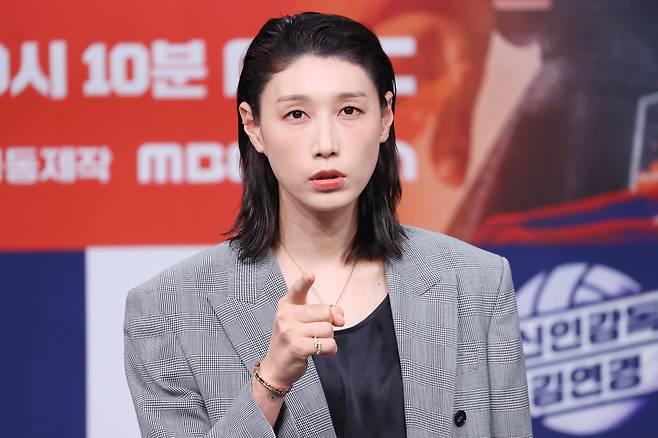 김연경이 24일 서울 마포구&nbsp;MBC 골든마우스홀에서 열린&nbsp;MBC 새 예능 '신인감독 김연경' 제작발표회에 참석해 포즈를 취하고 있다. 연합